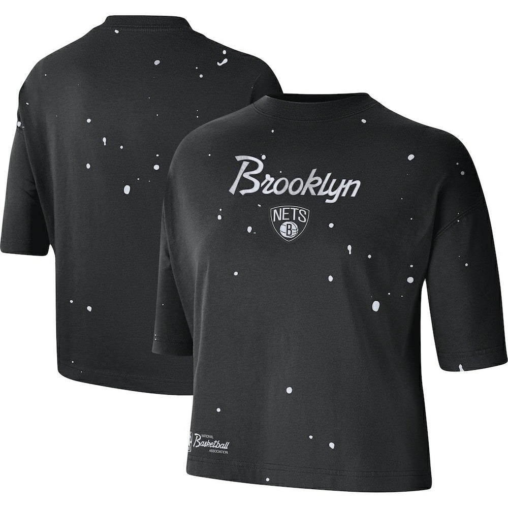 Brooklyn Nets Women's Courtside Splatter Cropped T-Shirt Black | Nike Lifestyle