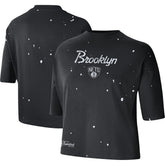 Brooklyn Nets Women's Courtside Splatter Cropped T-Shirt Black | Nike Lifestyle