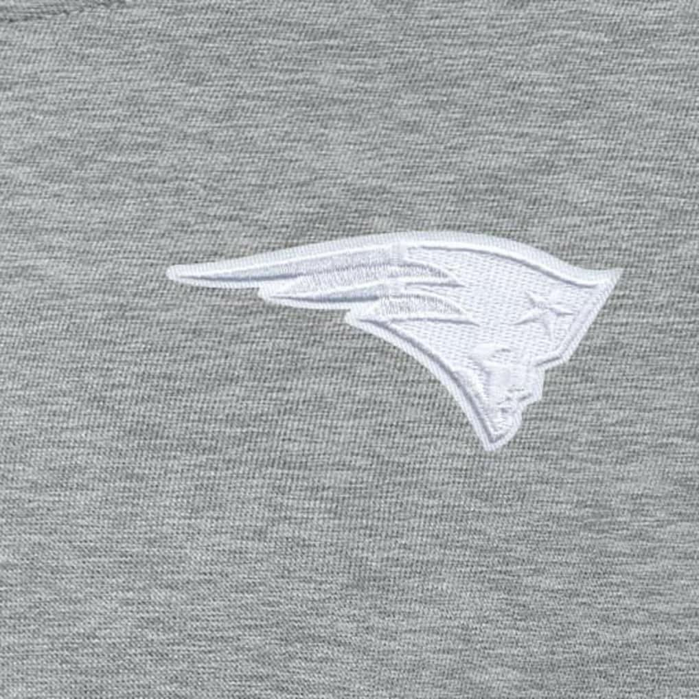 New England Patriots Antigua Women's Victory Crew Pullover Sweatshirt Heather Gray