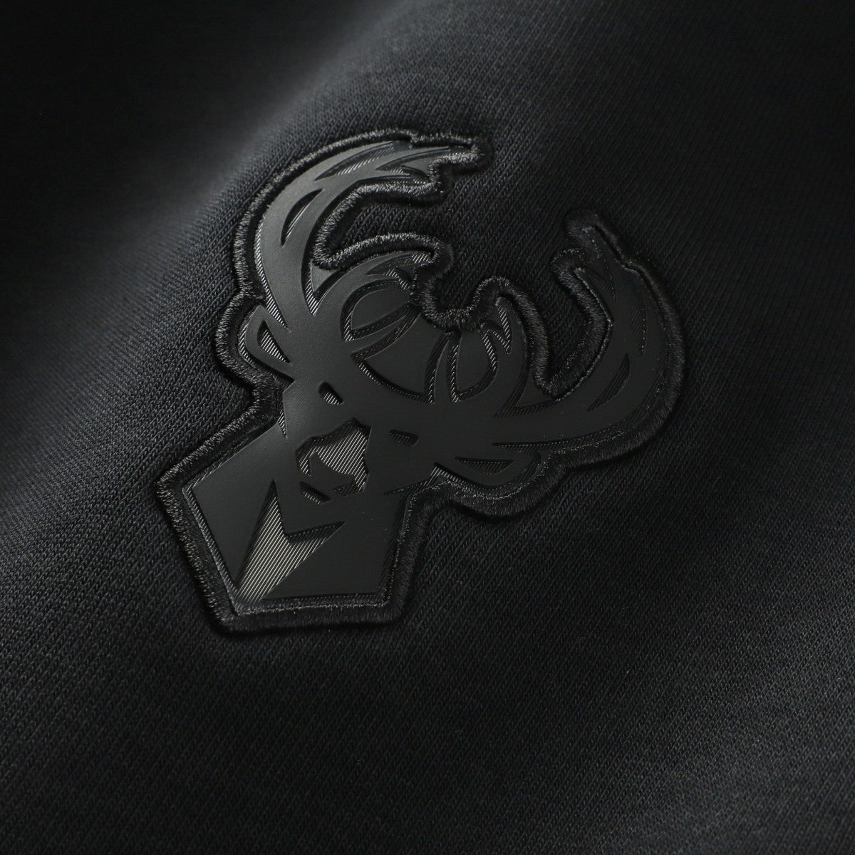 Milwaukee Bucks Authentic Standard Issue Travel Dri-FIT Sweatshirt Black | Nike Near Me