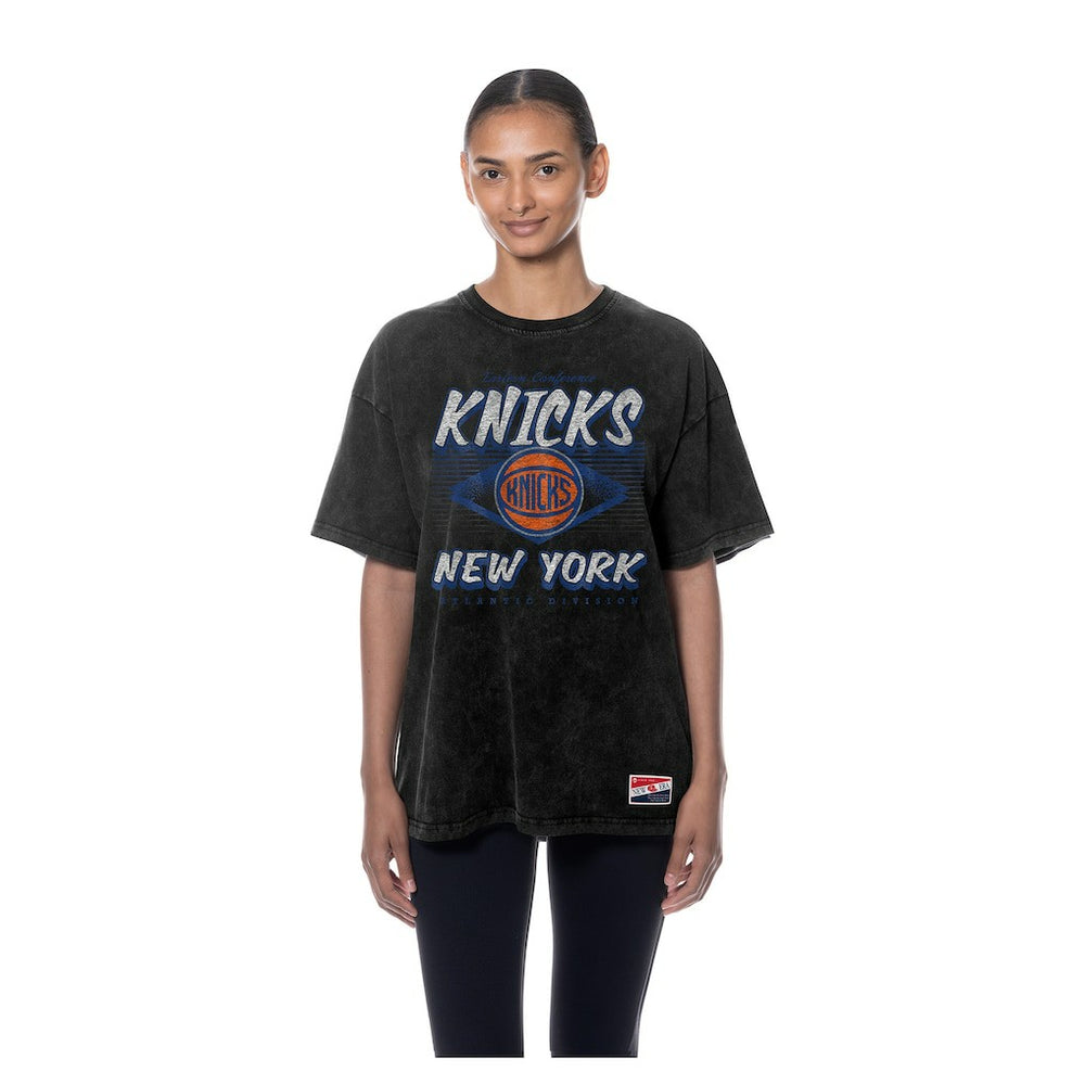 New York Knicks Women's Throwback Mineral Wash Oversized T-Shirt Black | New Era Lifestyle