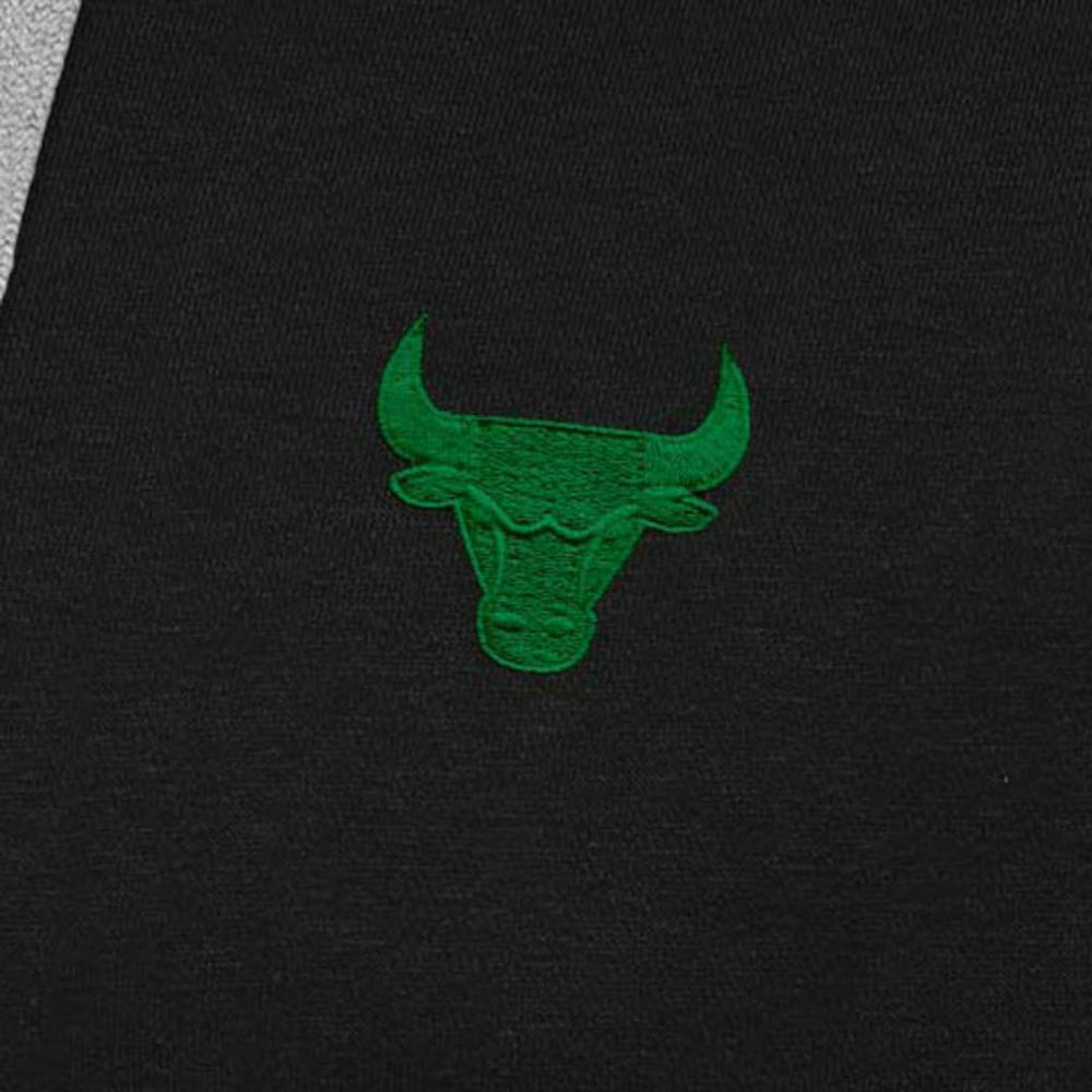 Chicago Bulls Antigua St. Patrick's Day Victory Raglan Pullover Hoodie Black