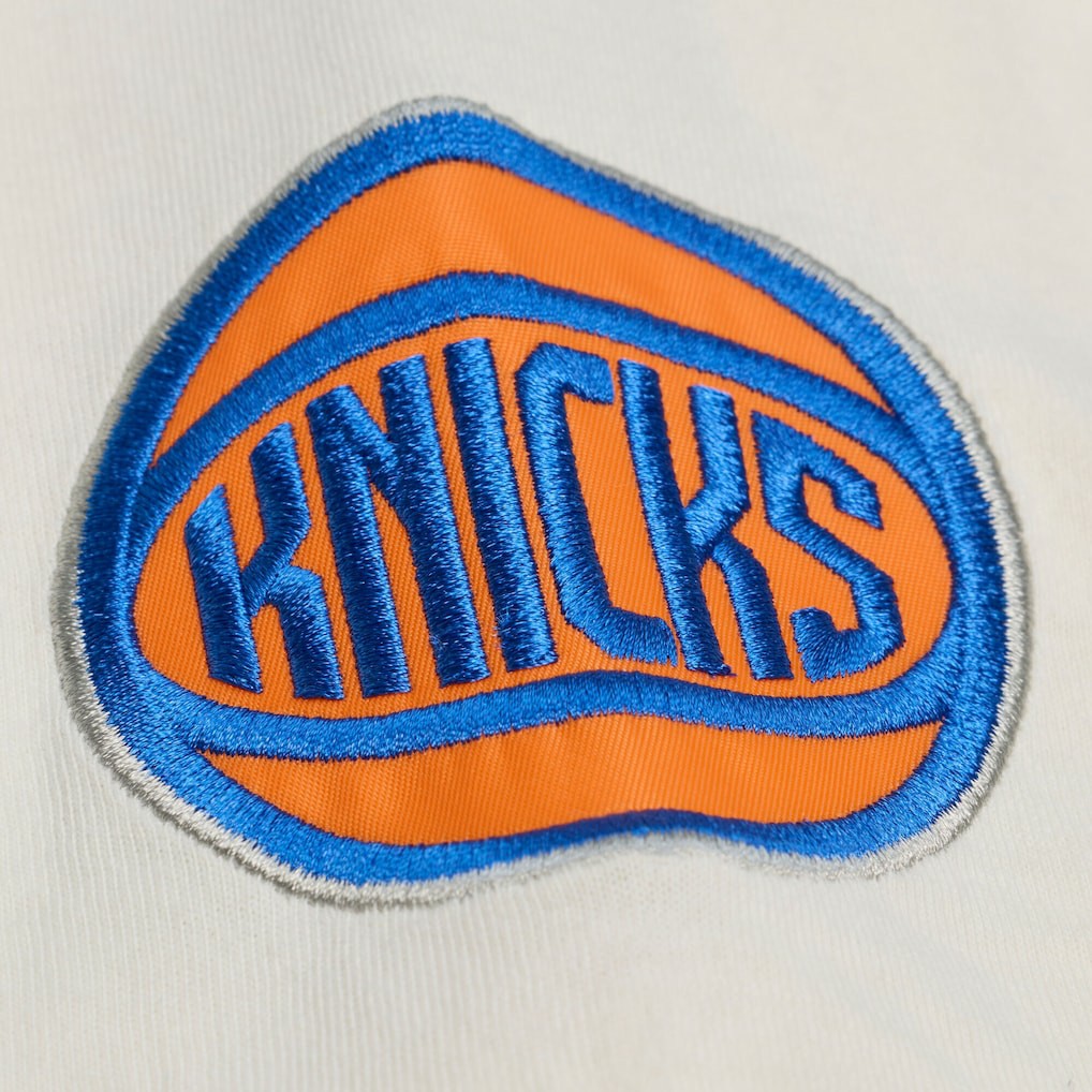 New York Knicks Hardwood Classics Chainstitch Premium T-Shirt Cream | Mitchell & Ness online