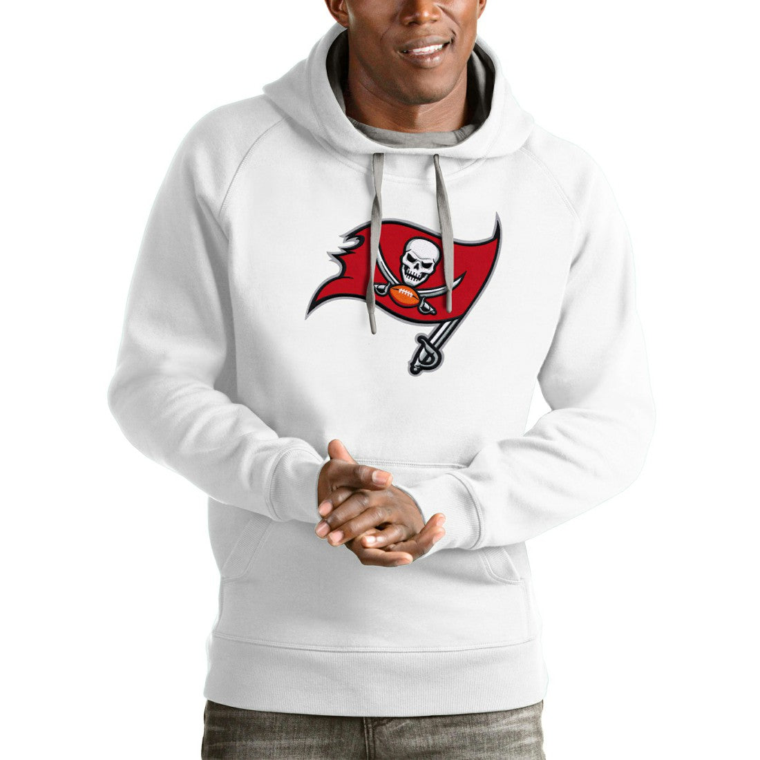 Tampa Bay Buccaneers Antigua Victory Pullover Hoodie White