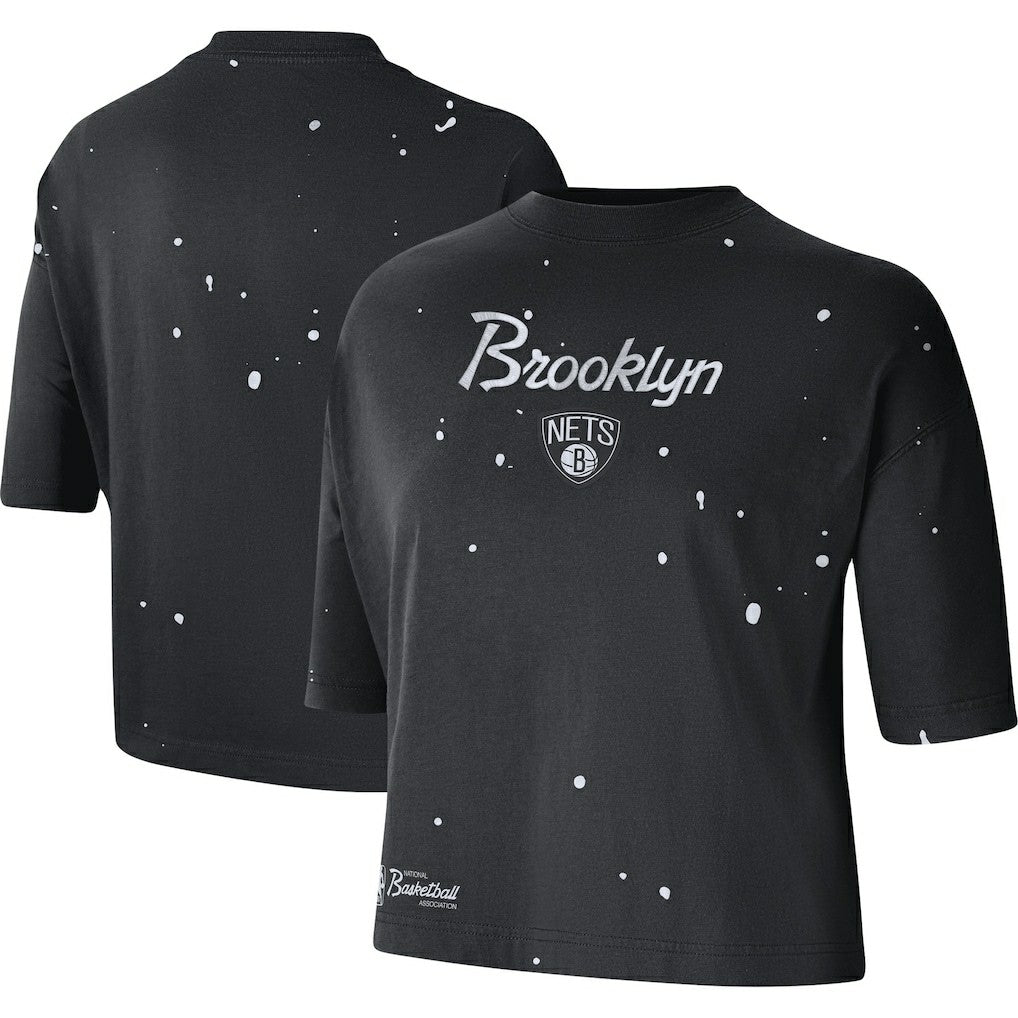 Brooklyn Nets Women's Courtside Splatter Cropped T-Shirt Black | Nike Lifestyle