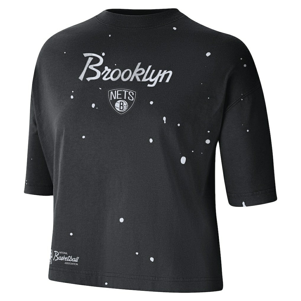 Brooklyn Nets Women's Courtside Splatter Cropped T-Shirt Black | Nike Lifestyle