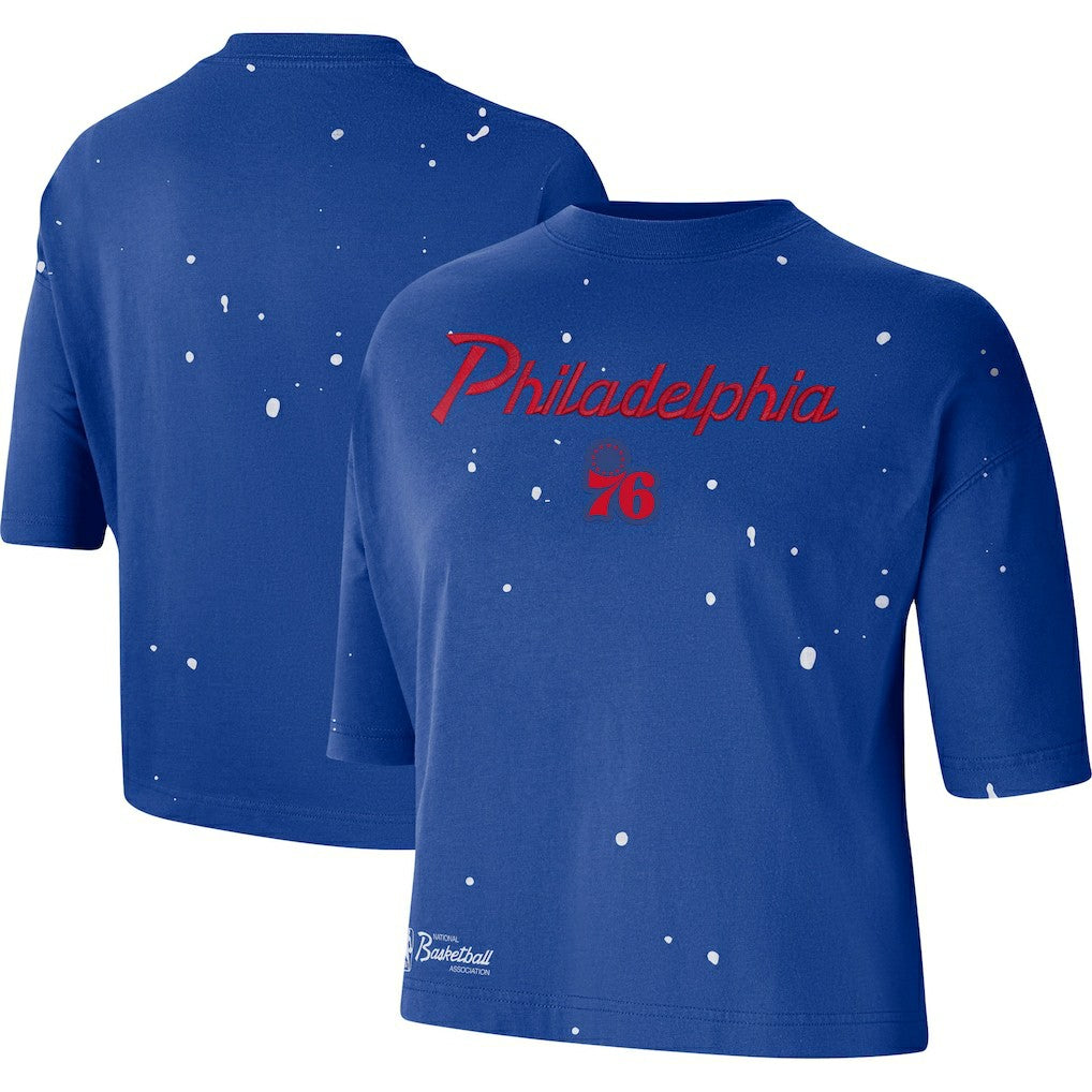 Philadelphia 76ers Women's Courtside Splatter Cropped T-Shirt Royal | Nike online